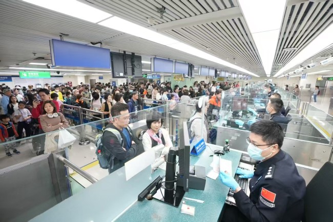 深圳羅湖口岸入境墻面燈箱廣告投放，羅湖口岸通道大屏廣告價格