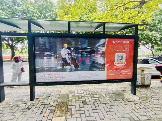 江門公交站臺燈箱廣告投放，江門巴士候車亭廣告價(jià)格